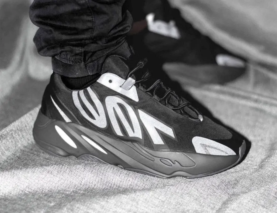 Alternative view of Giày Adidas Yeezy Boost 700 Triple Black FV4440