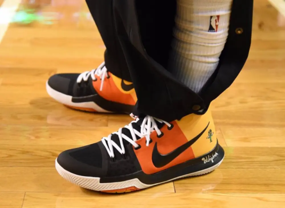 Alternative view of Giày Nike Kyrie 3 'Raygun' AR4567-900