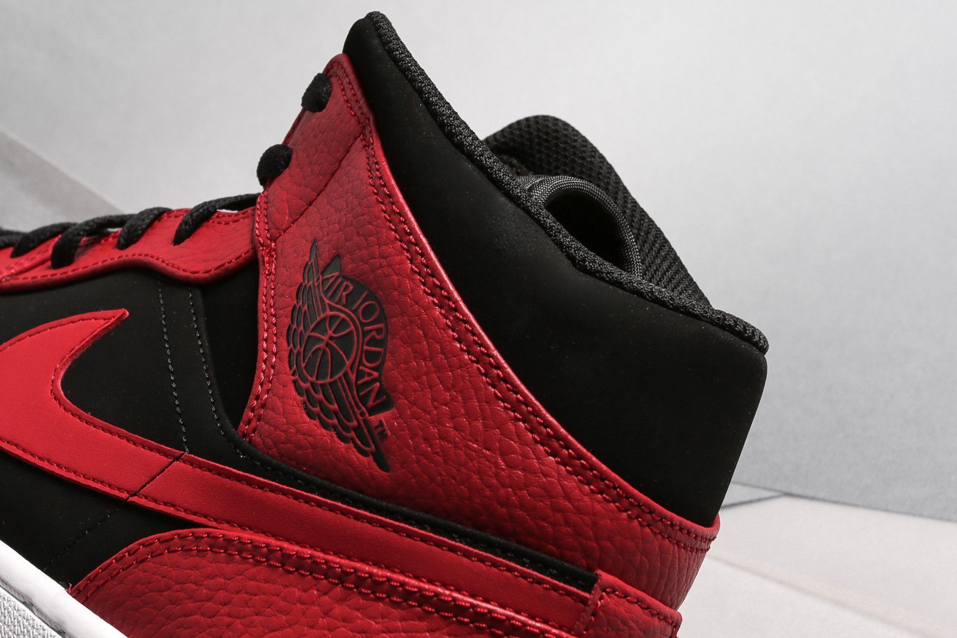 Giày Nike Air Jordan 1 Mid 'Reverse Bred' 554724-054 - Ảnh 5