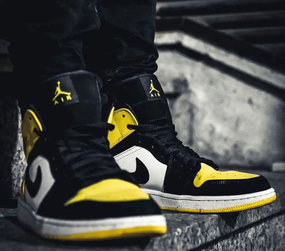 Alternative view of Giày Nike Air Jordan 1 Mid Yellow Toe 852542-071