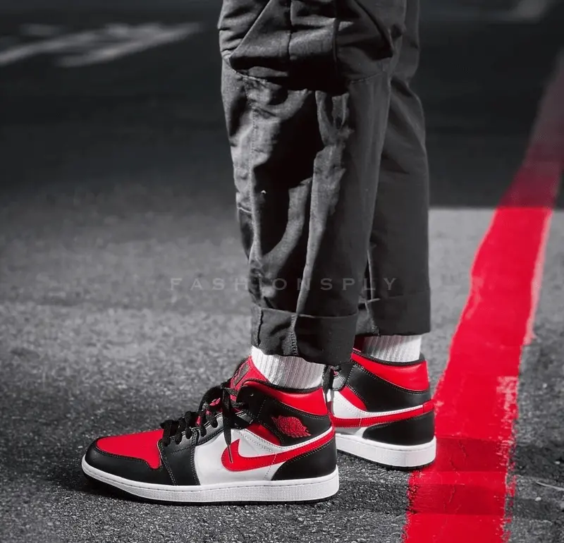 Giày Nike Air Jordan 1 Mid 'Bred Toe' 554724-079 - Ảnh 3