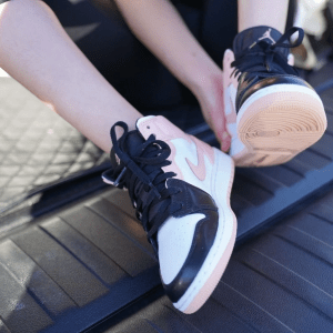 Alternative view of Giày Nike Air Jordan 1 Mid GS 'Crimson Tint' 554725-133