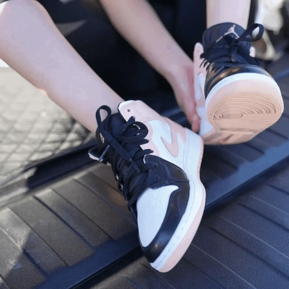 Alternative view of Giày Nike Air Jordan 1 Mid GS 'Crimson Tint' 554725-133