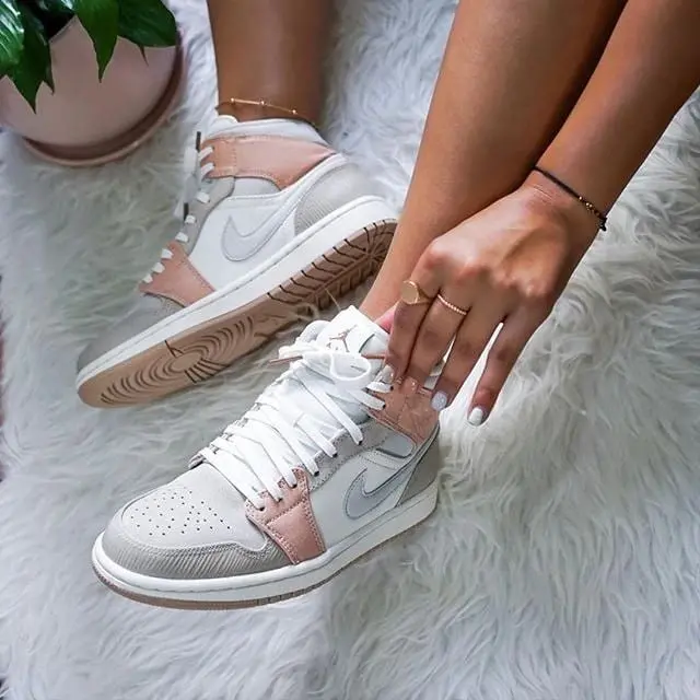 Alternative view of Giày Nike Air Jordan 1 Mid "Milan" CV3044-100