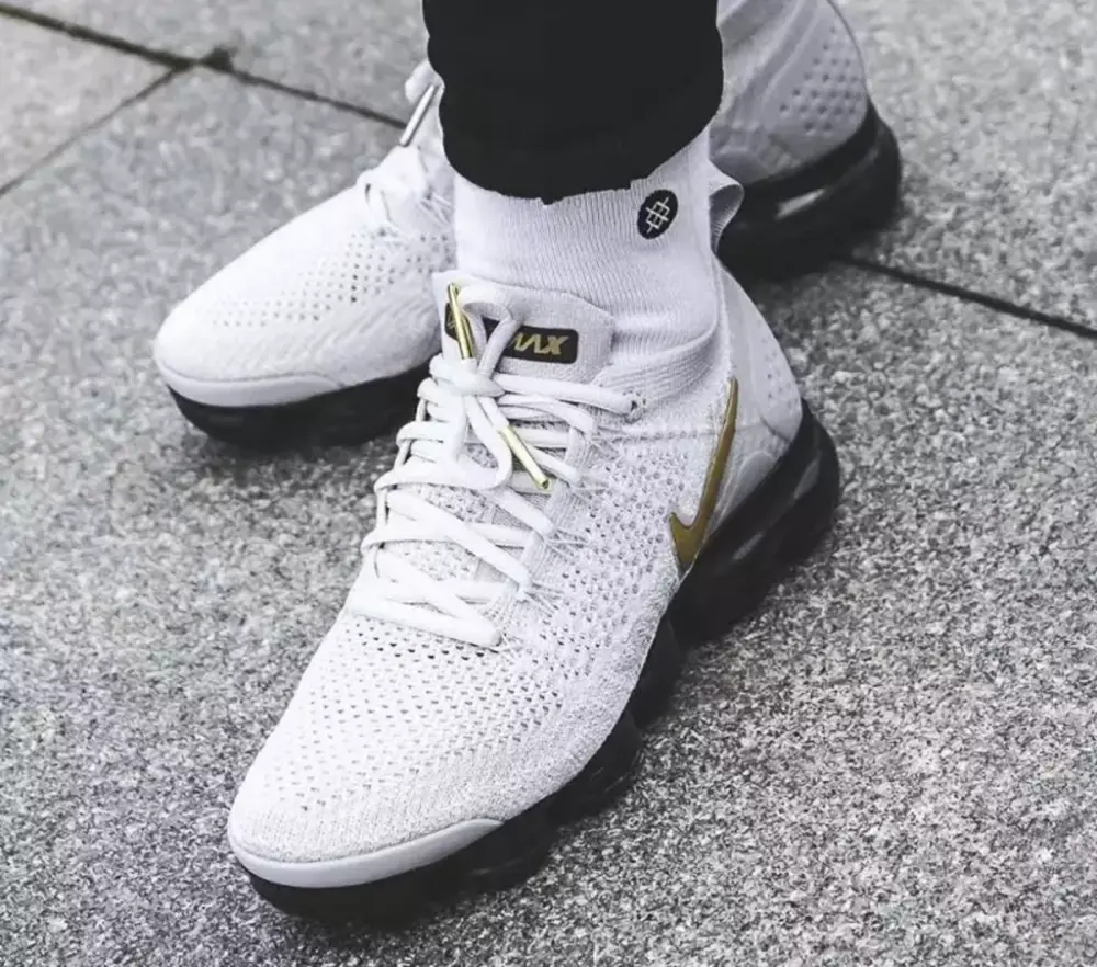 Alternative view of Giày Nike Wmns Air VaporMax 2 'Metallic Gold' 942843-010