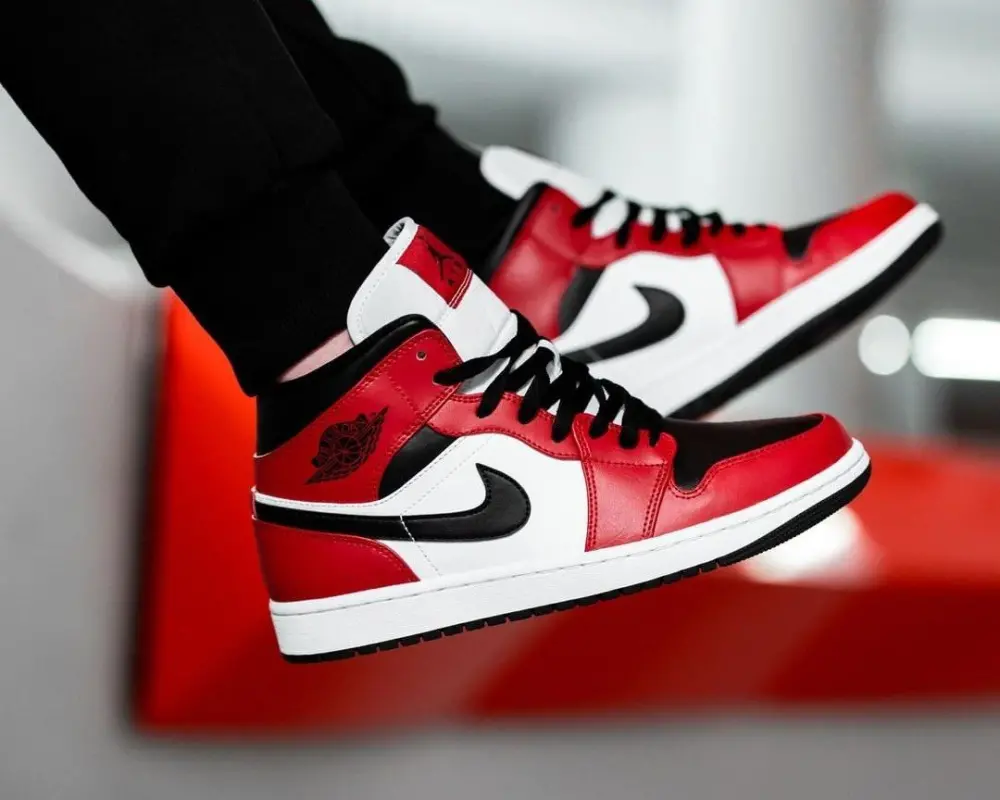 Giày Nike Air Jordan 1 Mid Chicago 'Black Toe' 554724-069 - Ảnh 4