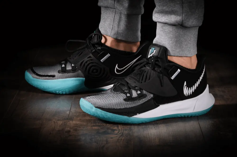 Alternative view of Giày Nike Kyrie Low 3 'Moon' CJ1286-001