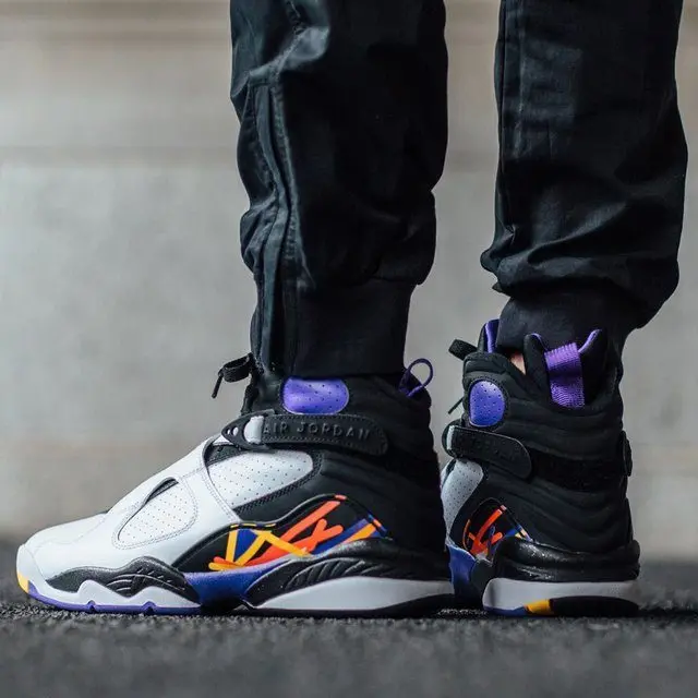 Alternative view of Giày Nike Air Jordan 8 Retro 'Three Peat' 305368-142