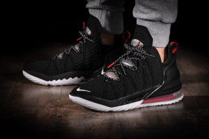 Alternative view of Giày Nike LeBron 18 GS 'Black University Red' CW2760-001