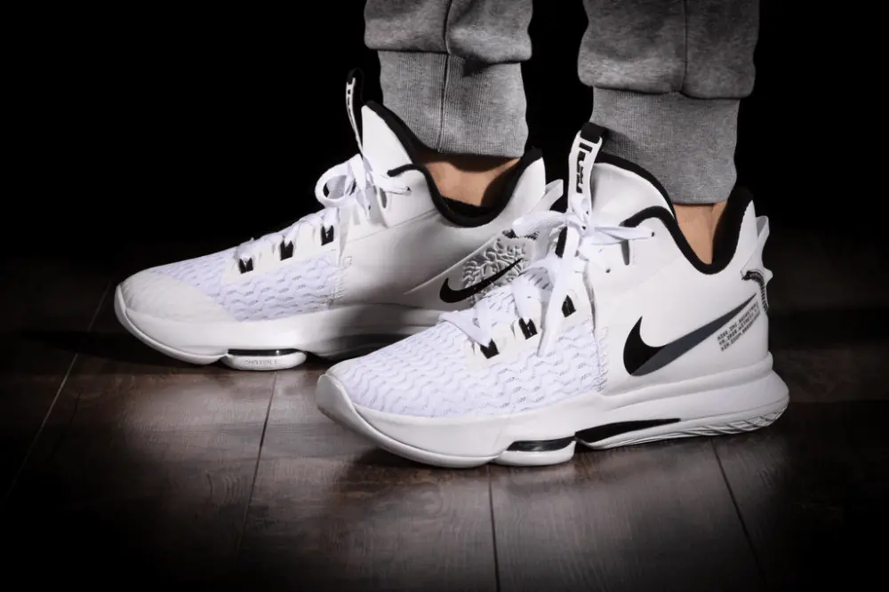 Alternative view of Giày Nike LeBron Witness 5 'White Black' CQ9380-101