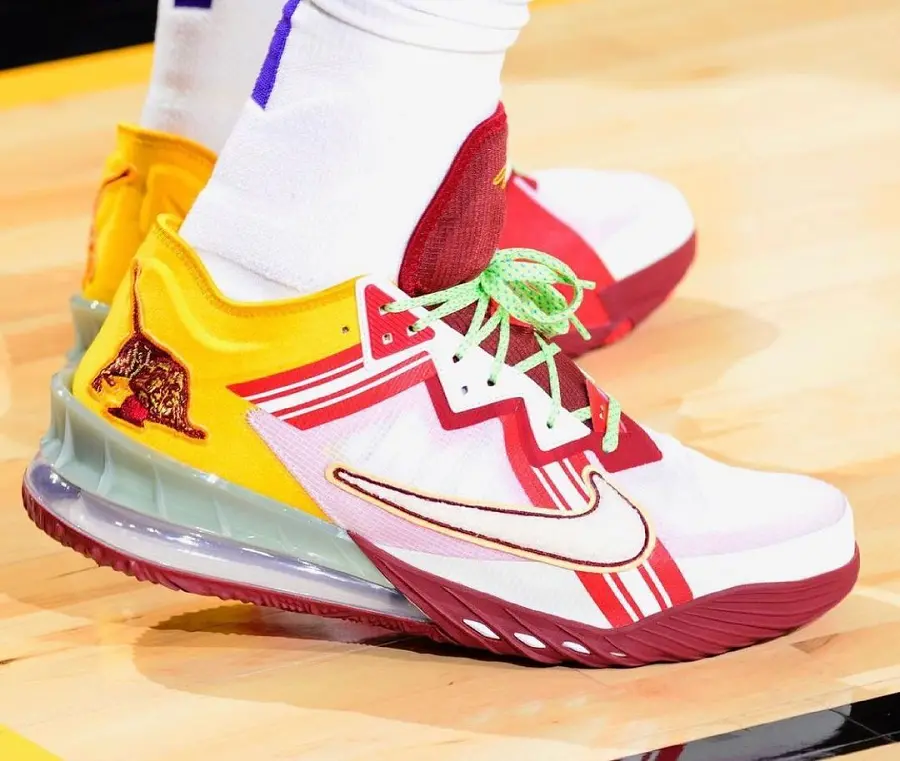 Alternative view of Giày Nike LeBron 18 x Mimi Plange 'Higher Learning' CV7562-102