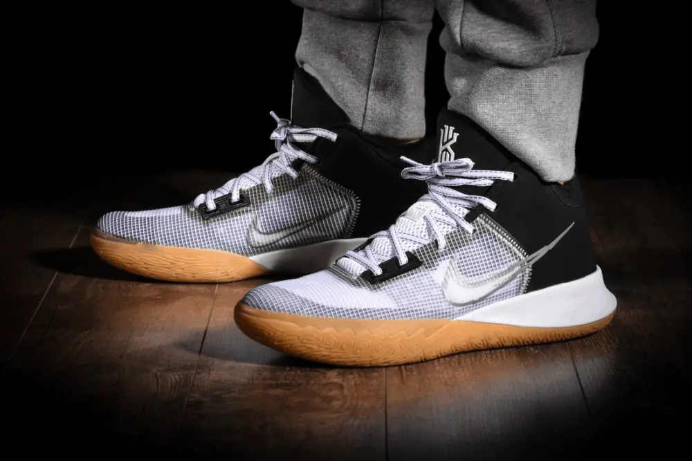 Alternative view of Giày Nike Kyrie Flytrap 4 EP Basketball 'Black Gum' CT1973-006