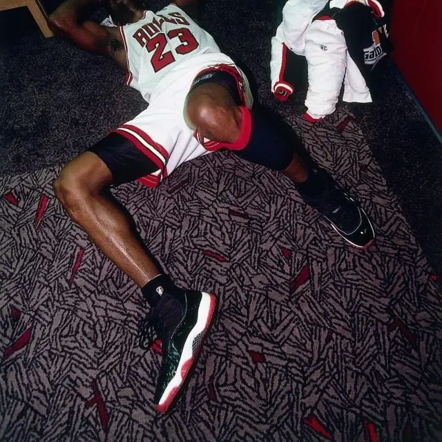 Alternative view of Giày Nike Air Jordan 11 Retro 'Bred' 2019 378037-061