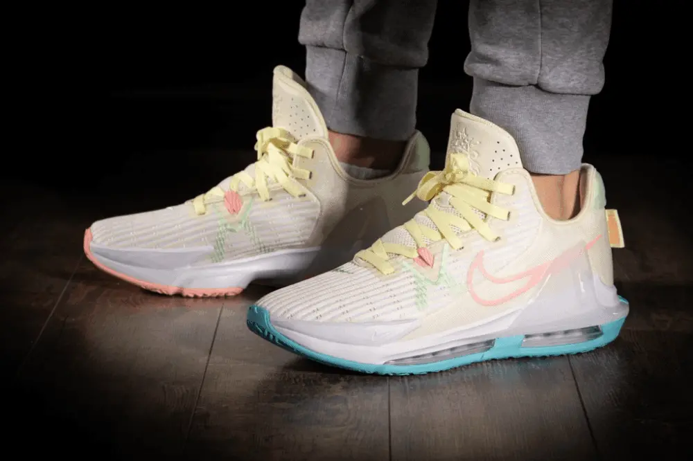 Alternative view of Giày Nike LeBron Witness 6 'Easter' CZ4052-103
