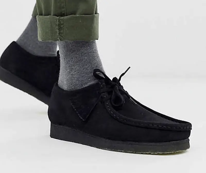 Alternative view of Giày Clarks Wallabee 'Black Suede' 261-55522
