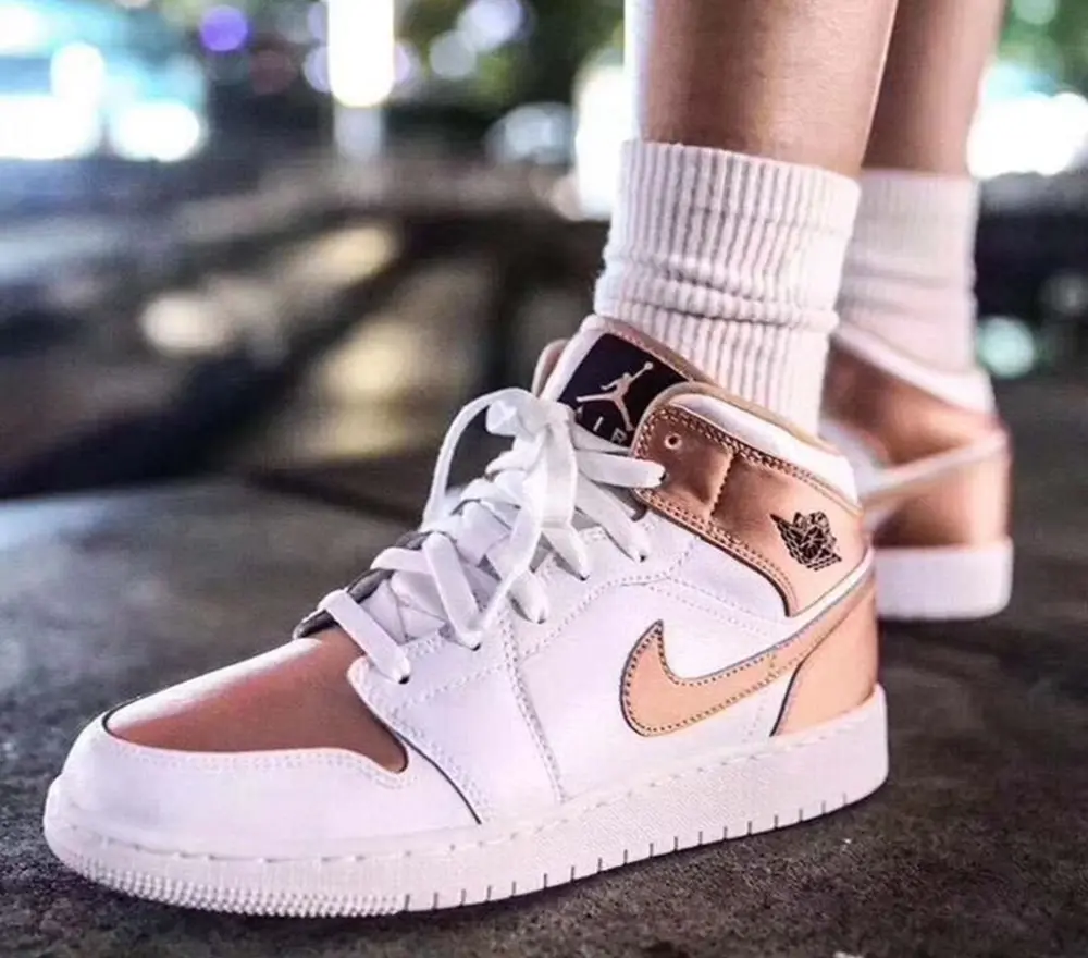 Alternative view of Giày Nike Air Jordan 1 Mid GS 'White Rose Gold' 555112-190