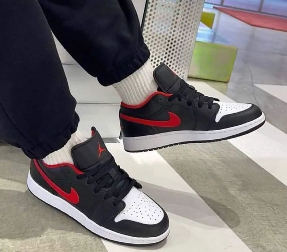 Alternative view of Giày Nike Air Jordan 1 Low GS 'Black Fire Red' 553560-063