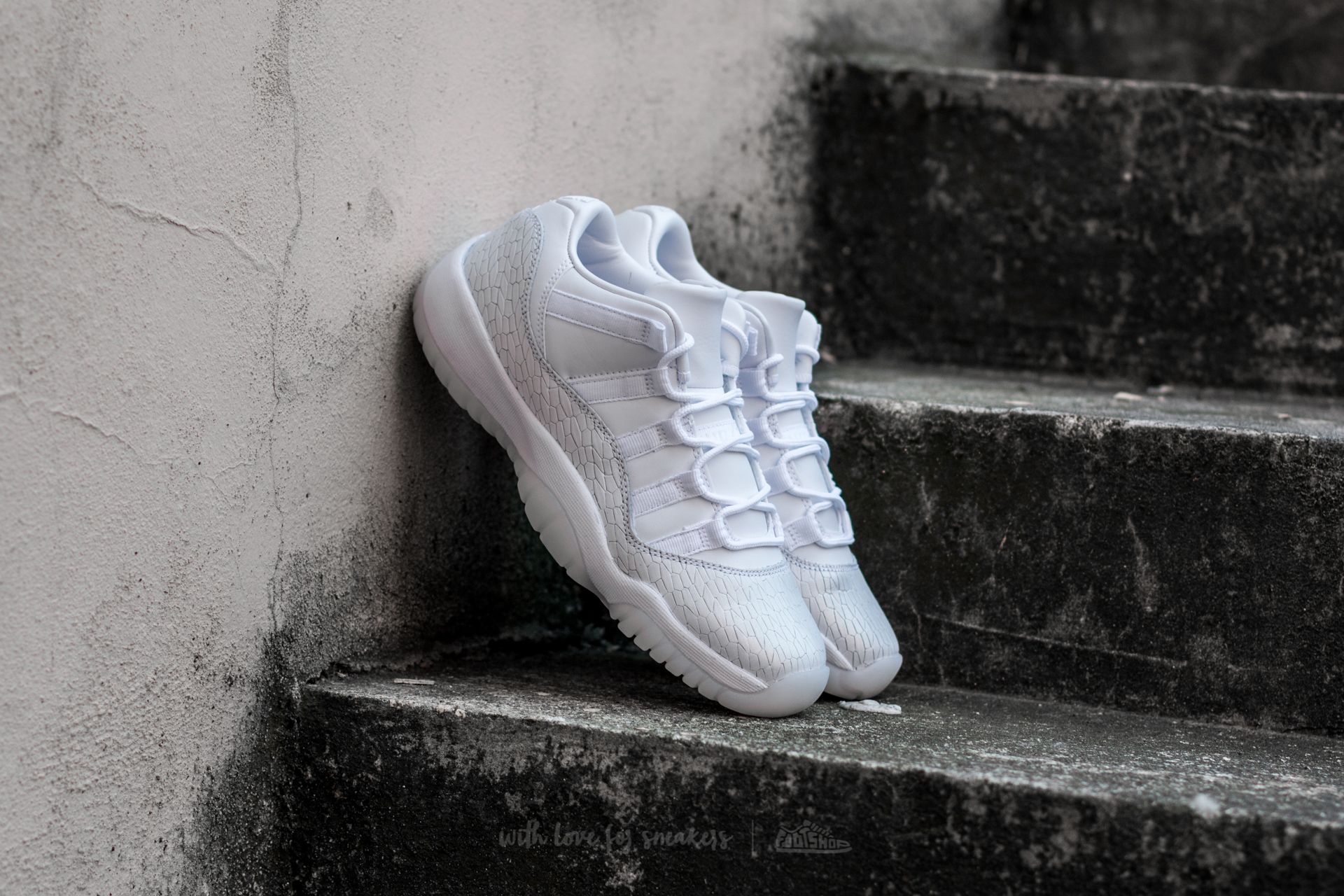 Giày Nike Air Jordan 11 Retro Low 'Heiress Pure Platinum' 897331-100 - Ảnh 3