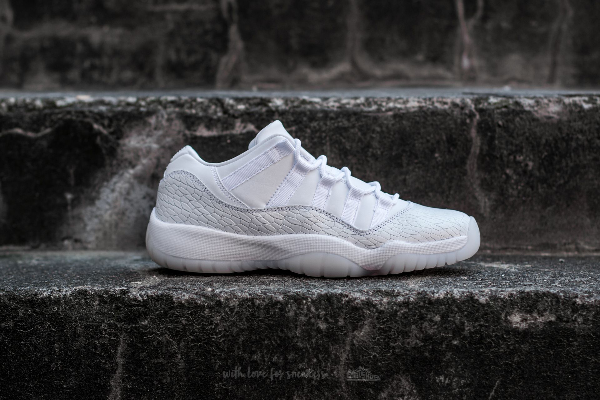 Giày Nike Air Jordan 11 Retro Low 'Heiress Pure Platinum' 897331-100 - Ảnh 2