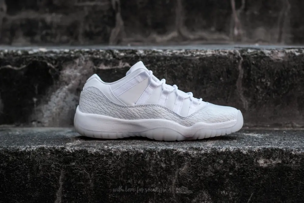 Alternative view of Giày Nike Air Jordan 11 Retro Low 'Heiress Pure Platinum' 897331-100
