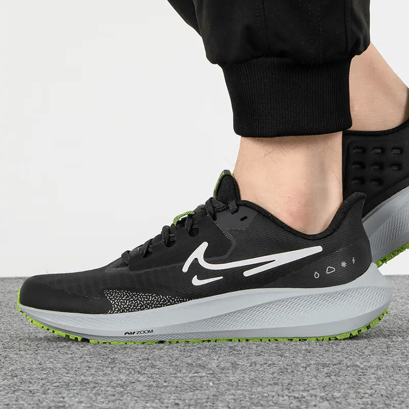 Alternative view of Giày Nike Air Zoom Pegasus 39 Shield 'Black Dark Smoke Grey' DO7625-002