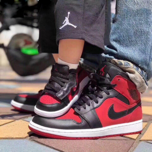 Alternative view of Giày Nike Air Jordan 1 Retro Mid GS 'Gym Red' 554725-610