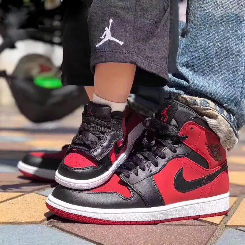 Alternative view of Giày Nike Air Jordan 1 Retro Mid GS 'Gym Red' 554725-610