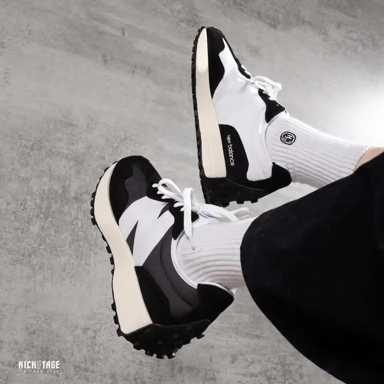 Alternative view of Giày New Balance 327 'Black White' MS327LB1