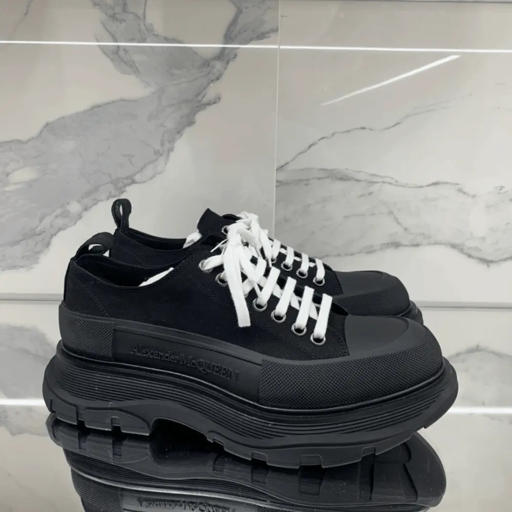 Giày Alexander McQueen Tread Slick Lace Up 'Triple Black' 604257-W4L32-1000 - Ảnh 3
