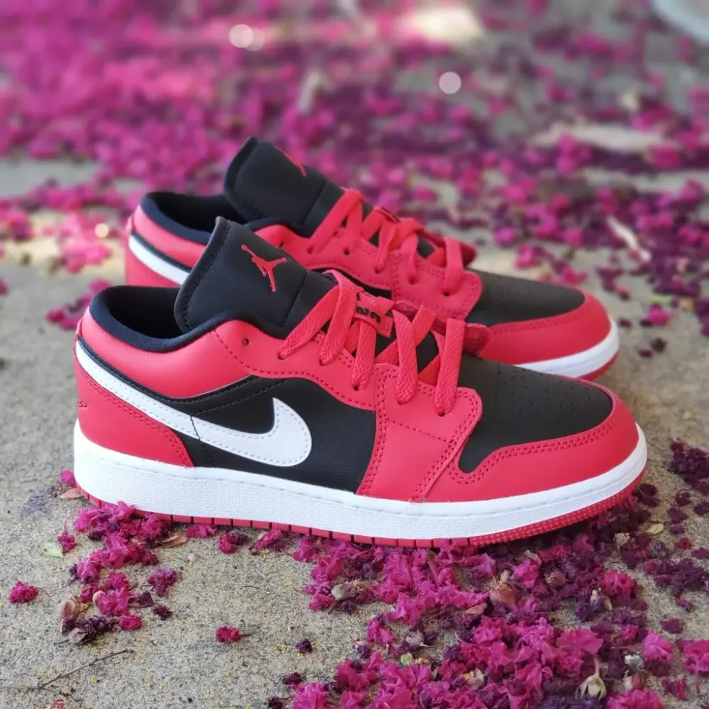 Giày Nike Air Jordan 1 Low GS 'Black Very Berry' 553560-061 - Ảnh 3