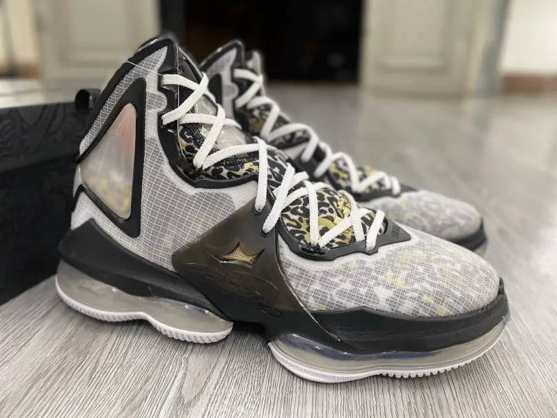 Alternative view of Giày Nike LeBron XIX 'Royalty' CZ0203-100