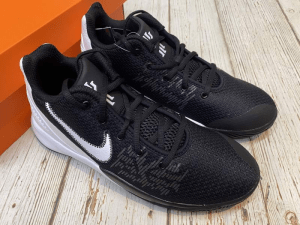 Alternative view of Giày Nike Kyrie Flytrap 2 GS 'Black White' AQ3412-001