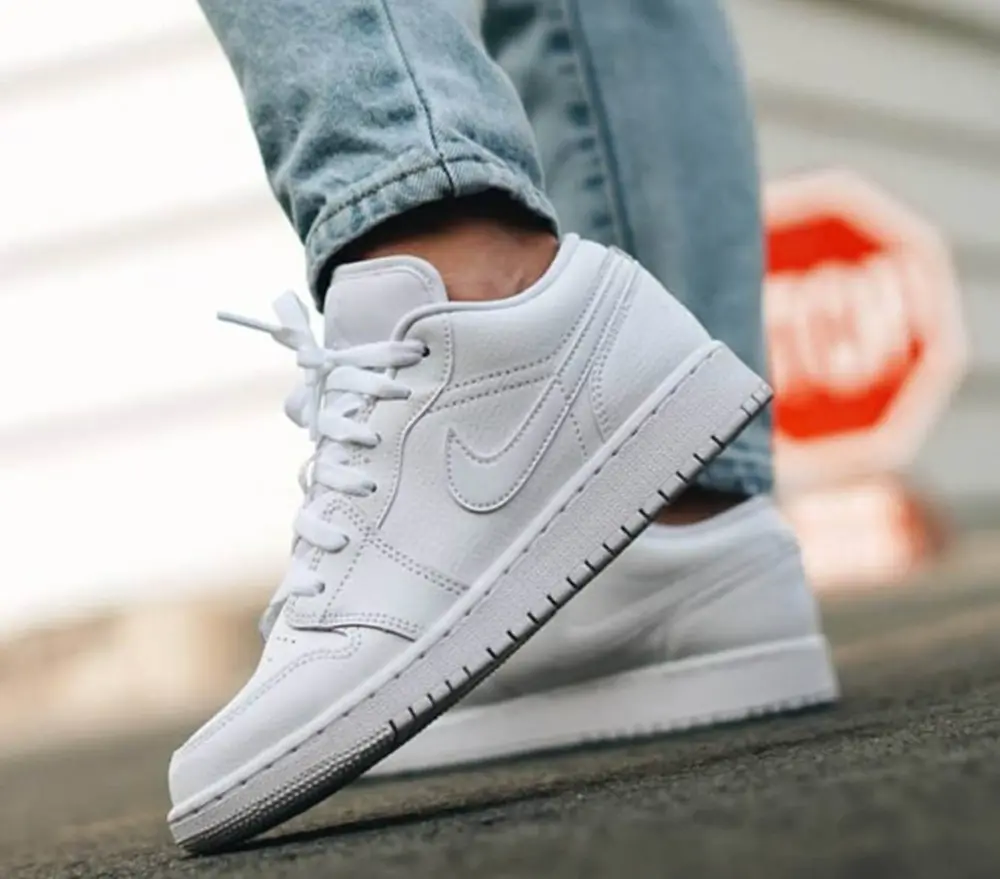 Alternative view of Giày Nike Air Jordan 1 Low GS 2023 'Triple White' 553560-136