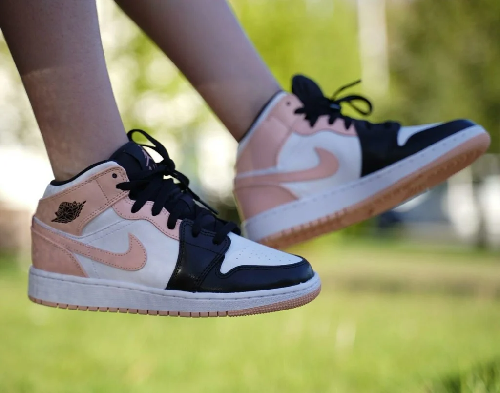 Giày Nike Air Jordan 1 Mid GS 'Crimson Tint' 554725-133 - Ảnh 3