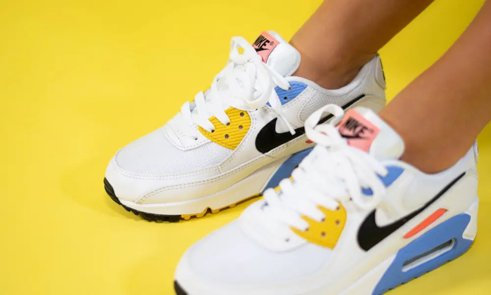 Alternative view of Giày Nike Wmns Air Max 90 'Solar Flare' CZ3950-100