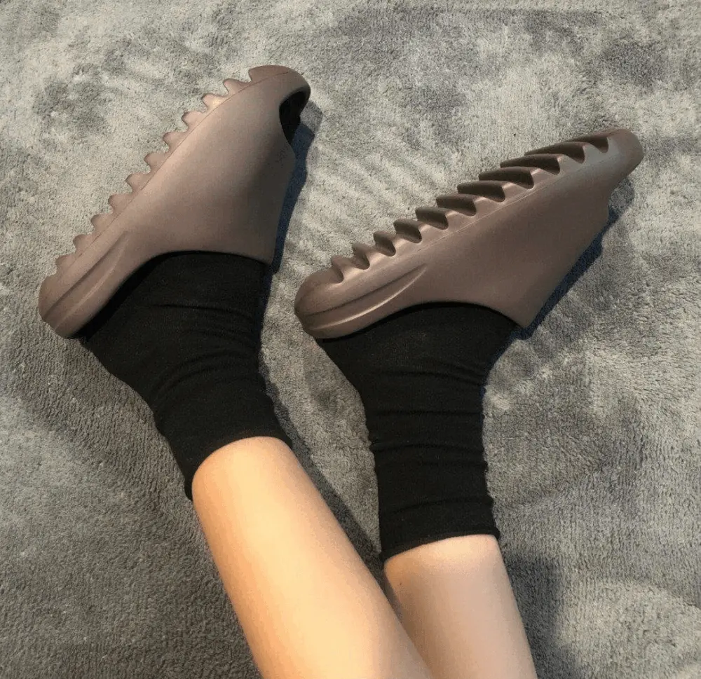 Alternative view of Dép Adidas Yeezy Slide Soot G55495