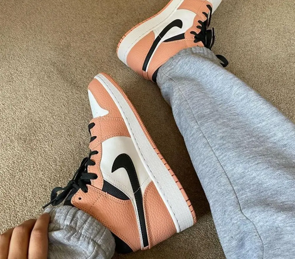 Alternative view of Giày Nike Air Jordan 1 Mid GS 'Pink Quartz' 555112-603