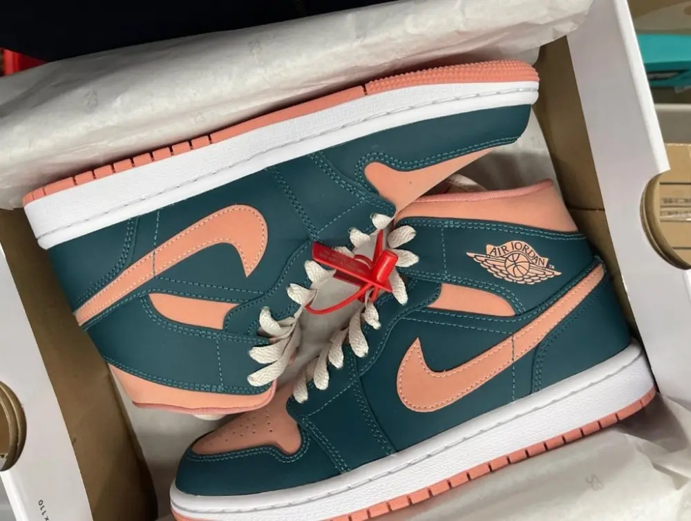 Alternative view of Giày Nike Air Jordan 1 Mid 'Pink Blue' BQ6472-308