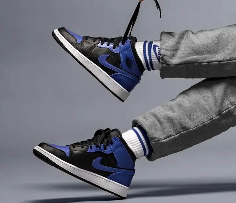 Alternative view of Giày Nike Air Jordan 1 Mid GS 'Hyper Royal' 554725-077