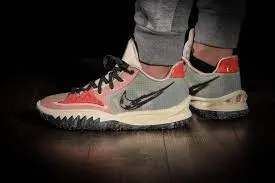 Alternative view of Giày Nike Kyrie Low 4 'Pale Coral' CW3985-800