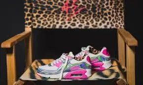 Alternative view of Giày Nike Air Max 90 LX 'Daisy Leopard Iridescent' (W) CQ2559-100