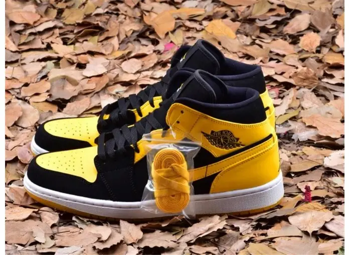 Alternative view of Giày Nike Air Jordan 1 Retro Mid 'Reverse New Love' 554724-071