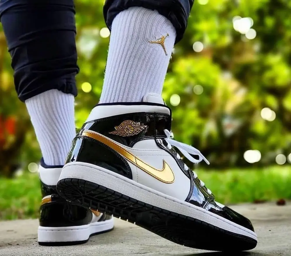 Alternative view of Giày Nike Air Jordan 1 Mid Patent 'Black Gold' 852542-007