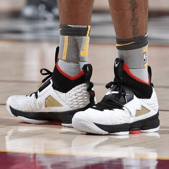 Giày Nike LeBron 15 'Diamond Turf' PE AO9144-100 - Ảnh 4