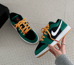 Alternative view of Giày Nike Air Jordan 1 Low SE GS 'Christmas' DQ8421-300
