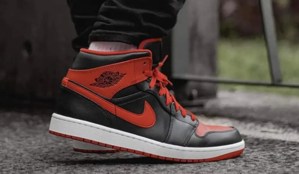 Giày Nike Air Jordan 1 Mid 'Alternate Bred' DQ8426-060 - Ảnh 4