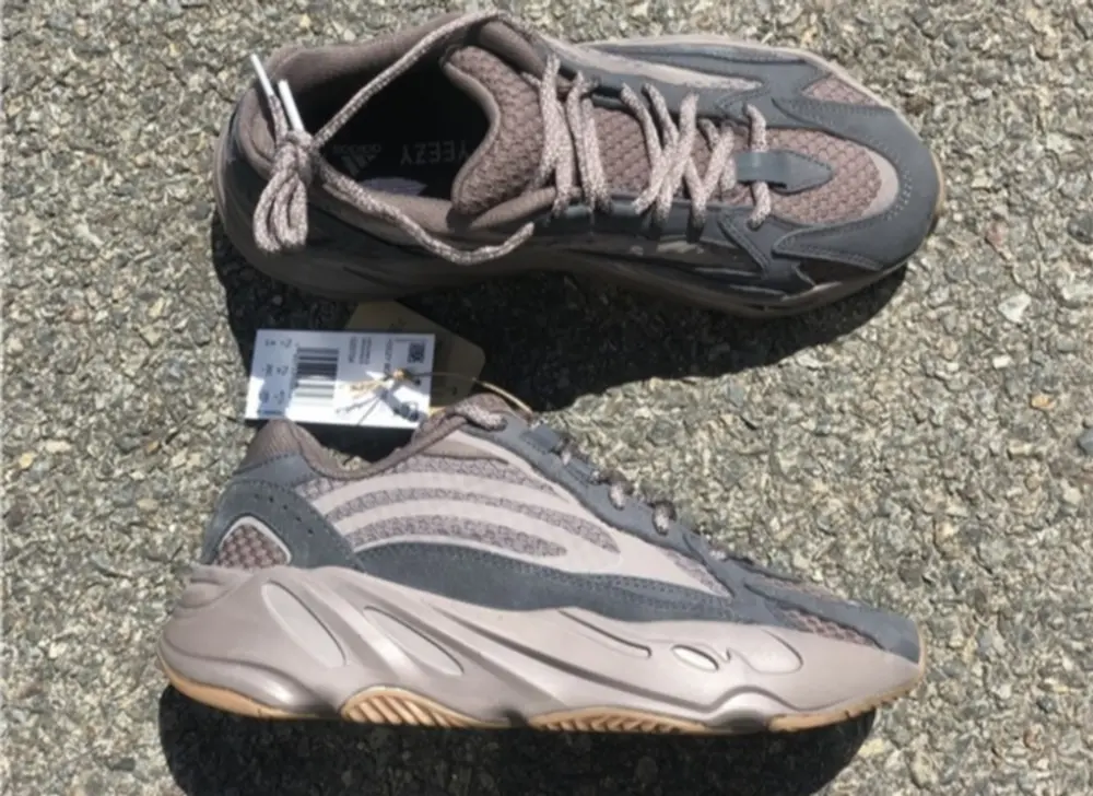 Alternative view of Giày Adidas Yeezy Boost 700 V2 'Mauve' GZ0724
