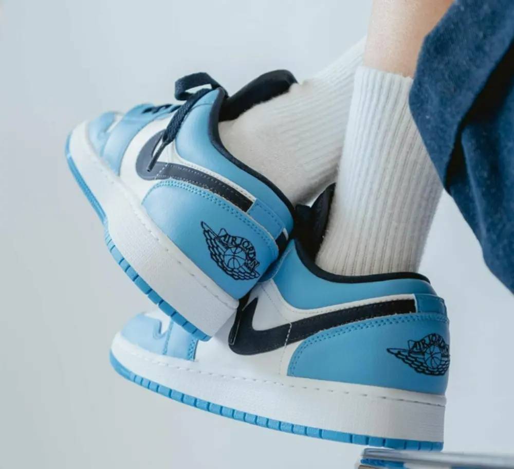 Giày Nike Air Jordan 1 Low GS 'UNC' 553560-144 - Ảnh 4