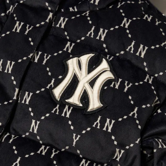 Áo MLB Diamond Monogram Crop Short Padded NY Yankees 3FDJM0216-50BKS - Ảnh 3