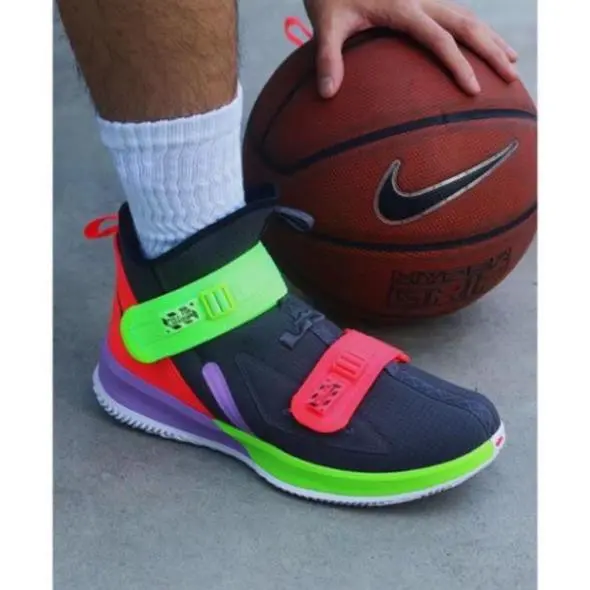 Giày Nike LeBron Soldier 13 GS 'Thunder Grey Crimson Green' AR7585-002 - Ảnh 3